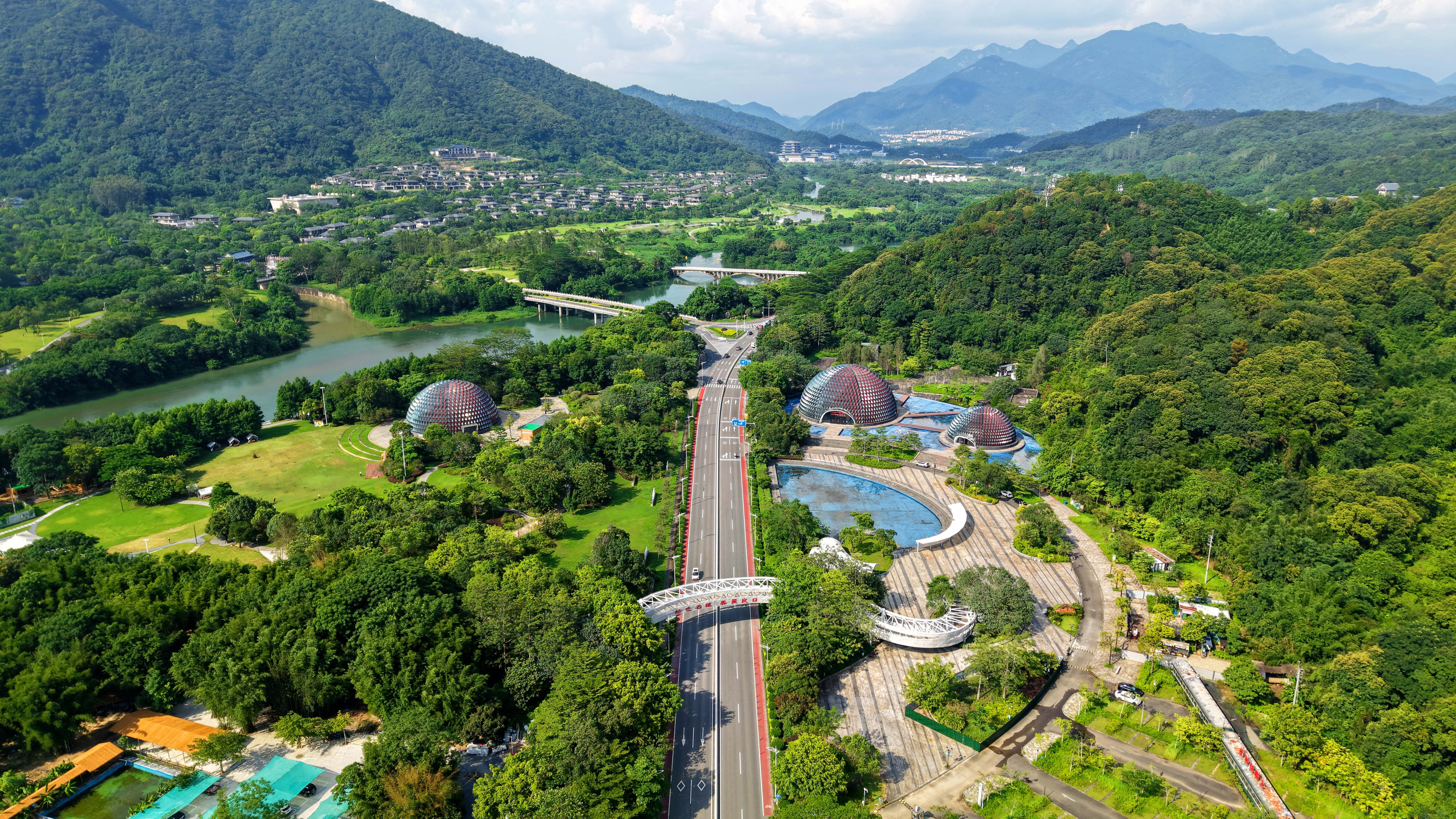 最美旅游公路（溫泉廣場驛站）。