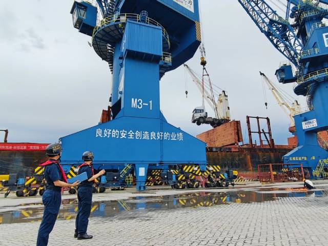 沙田海關關員對出口非洲地區半掛車進行監裝