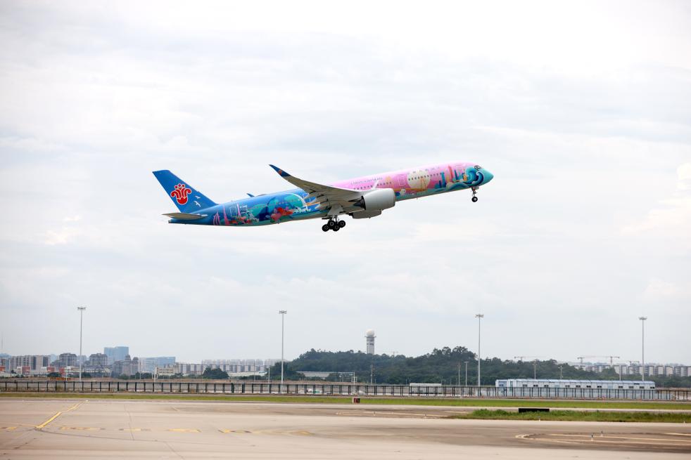 9月19日下午，中國南方航空首架十五運會主題彩繪飛機(jī)“活力灣區(qū)號”首航。