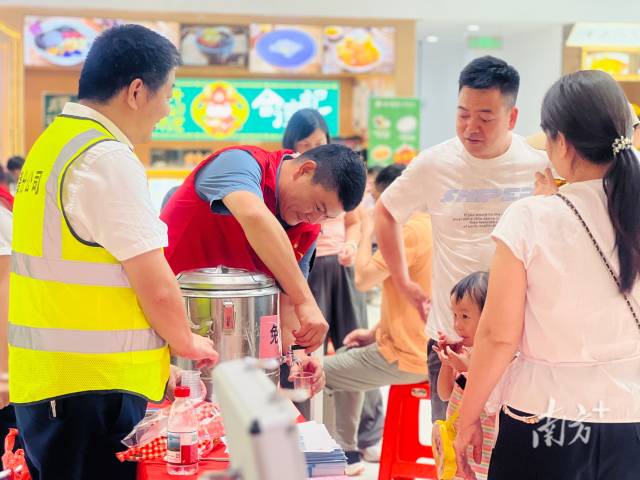 志愿者在服務區為旅客提供志愿服務。 志愿者在服務區為旅客提供志愿服務。