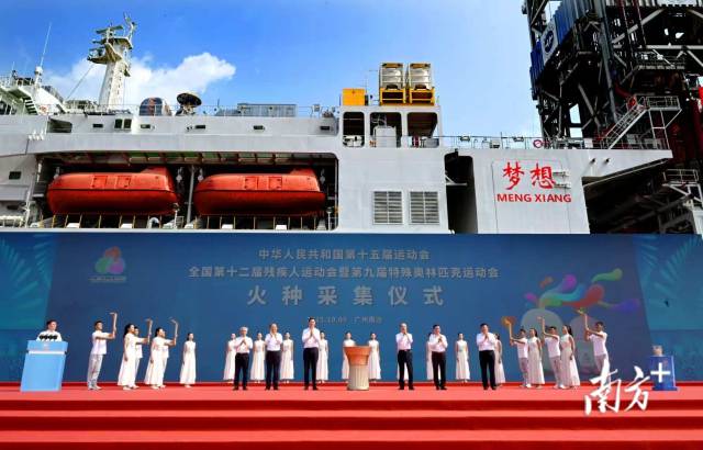 黃坤明、高志丹、周長奎、李家超、岑浩輝、孟凡利共同點燃十五運會和殘?zhí)貖W會“圣火”。南方+記者 王輝 攝 黃坤明、高志丹、周長奎、李家超、岑浩輝、孟凡利共同點燃十五運會和殘?zhí)貖W會“圣火”。南方+記者 王輝 攝