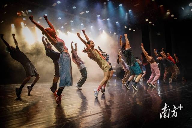 南方+觀演團組織了現代舞《那時此刻》等劇目觀演活動。圖為《那時此刻》劇照。