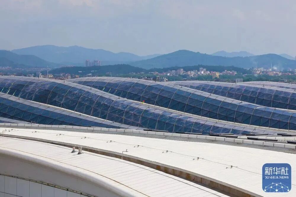 廣州白云國際機場T3航站樓的采光屋頂造型和遠處山巒形成呼應 廣州白云國際機場T3航站樓的采光屋頂造型和遠處山巒形成呼應