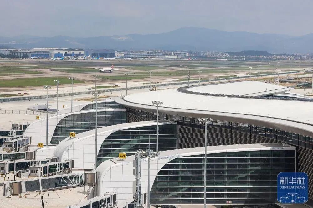 站在廣州白云國際機場T3航站樓最高處觀景臺可以將白云機場三座航站樓盡收眼底。 站在廣州白云國際機場T3航站樓最高處觀景臺可以將白云機場三座航站樓盡收眼底。