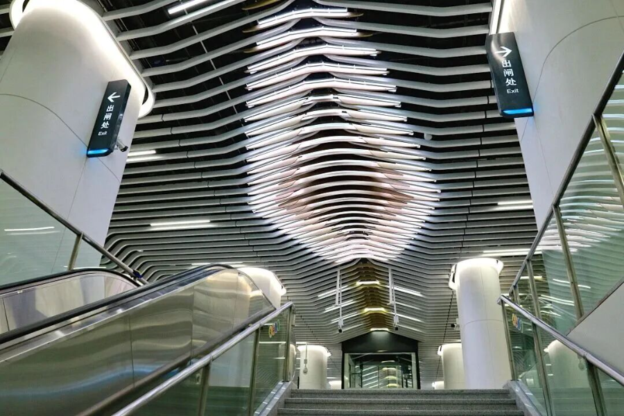 T3航站樓地下綜合樞紐采用地下兩層布局,公共區設計以“羊城啟航·絲路新篇”為核心。 T3航站樓地下綜合樞紐采用地下兩層布局,公共區設計以“羊城啟航·絲路新篇”為核心。