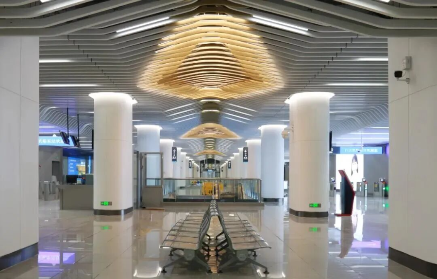 天花設計以動態流線勾勒“飛機從廣州啟航”的壯麗場景。 天花設計以動態流線勾勒“飛機從廣州啟航”的壯麗場景。