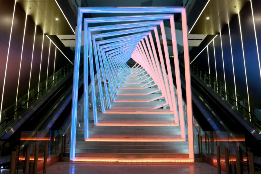 景觀樓梯以“時空穿梭?樞紐對話”為設計理念。 景觀樓梯以“時空穿梭?樞紐對話”為設計理念。