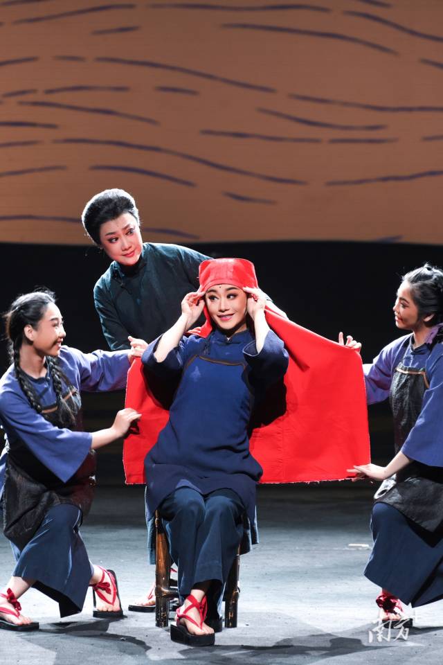 粵劇《紅頭巾》升級版在大灣區藝術節亮相，近期還赴新加坡演出，并參加了文華劇目獎的終評演出。