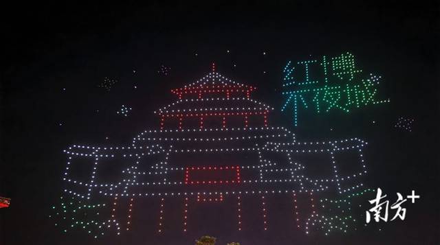 “紅博不夜城”的字樣點(diǎn)亮夜空。