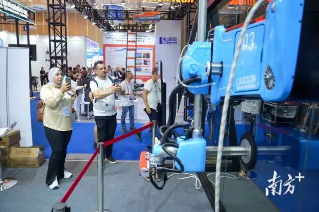 全球首款“越障清洗機(jī)器人”亮相廣交會(huì)。
