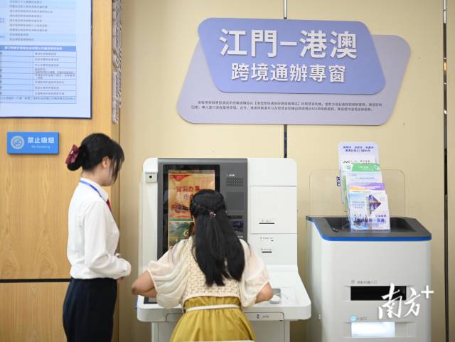 澳門居民伍女士在專窗辦理社保年審業務。