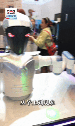 在第138屆廣交會的服務機器人專區,一場關于未來智能生活的全景預演實時呈現吸引全球的采購商駐足圍觀。 在第138屆廣交會的服務機器人專區,一場關于未來智能生活的全景預演實時呈現吸引全球的采購商駐足圍觀。