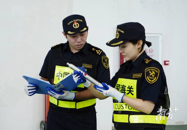 海關對該批火炬燃料瓶的運輸包裝進行了仔細檢驗。