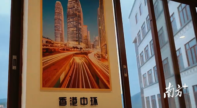 養老中心掛著香港中環的圖片。視頻截圖