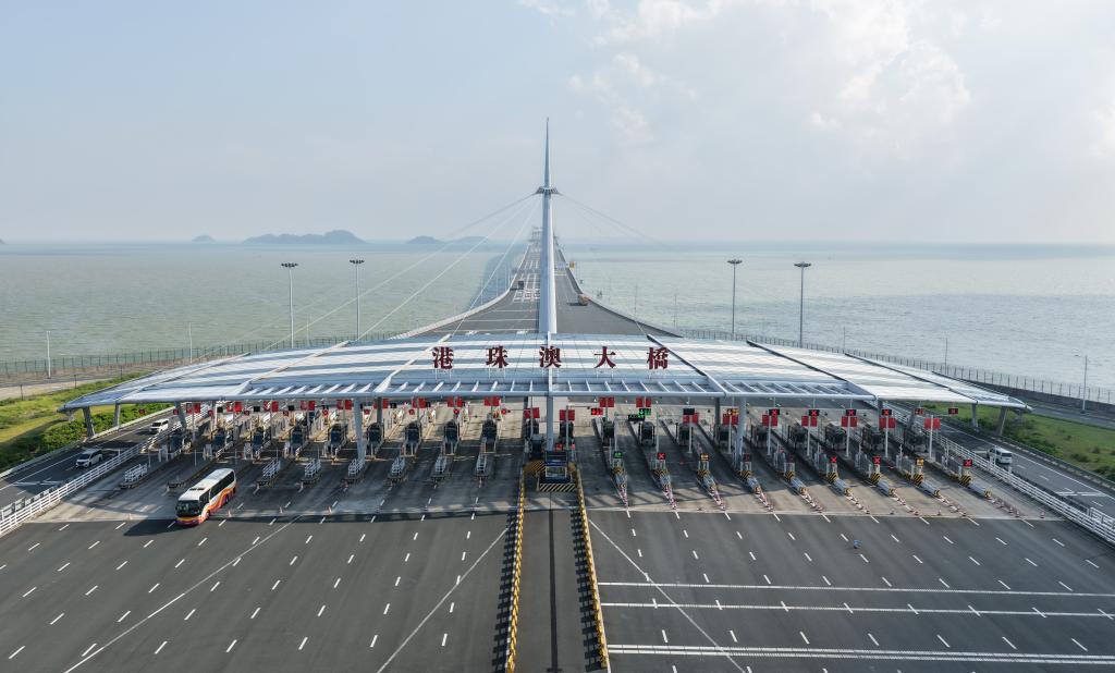 這是10月19日拍攝的港珠澳大橋入口（無人機(jī)照片）。新華社記者 鄧華 攝