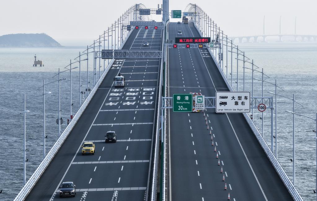 車輛在港珠澳大橋上駛過（10月19日攝，無人機(jī)照片）。新華社記者 鄧華 攝