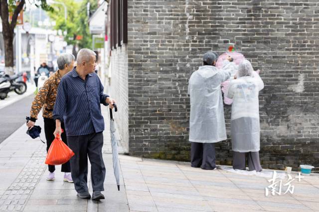 畫(huà)師在繪畫(huà)過(guò)程中，吸引了市民駐足觀賞。