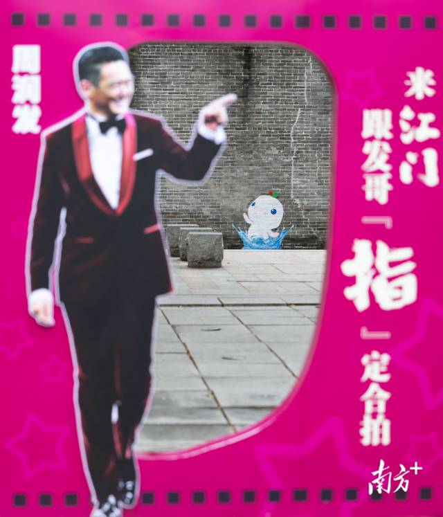 花樣游泳項(xiàng)目“喜洋洋”墻繪與周潤(rùn)發(fā)展板相互輝映。