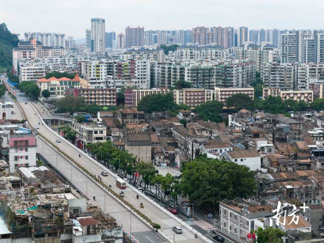 啟明里位于廣東省江門(mén)市蓬江區(qū)長(zhǎng)堤歷史文化街區(qū)東段，原為裕順窯場(chǎng)舊址，是江門(mén)現(xiàn)存最早、保留最完整的百年華僑古村落之一。