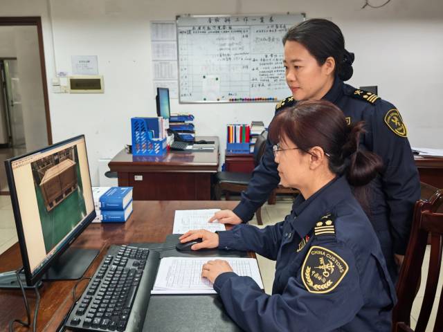 肇慶海關關員通過“出口鋰電包裝智慧監管業務管理系統”對出口鋰電池進行驗放。李超越 攝