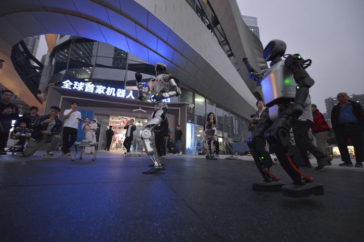 2025年10月28日，在位于深圳龍崗的全球首個機器人6S店門前，機器人進行舞蹈表演。新華社記者 劉力航 攝