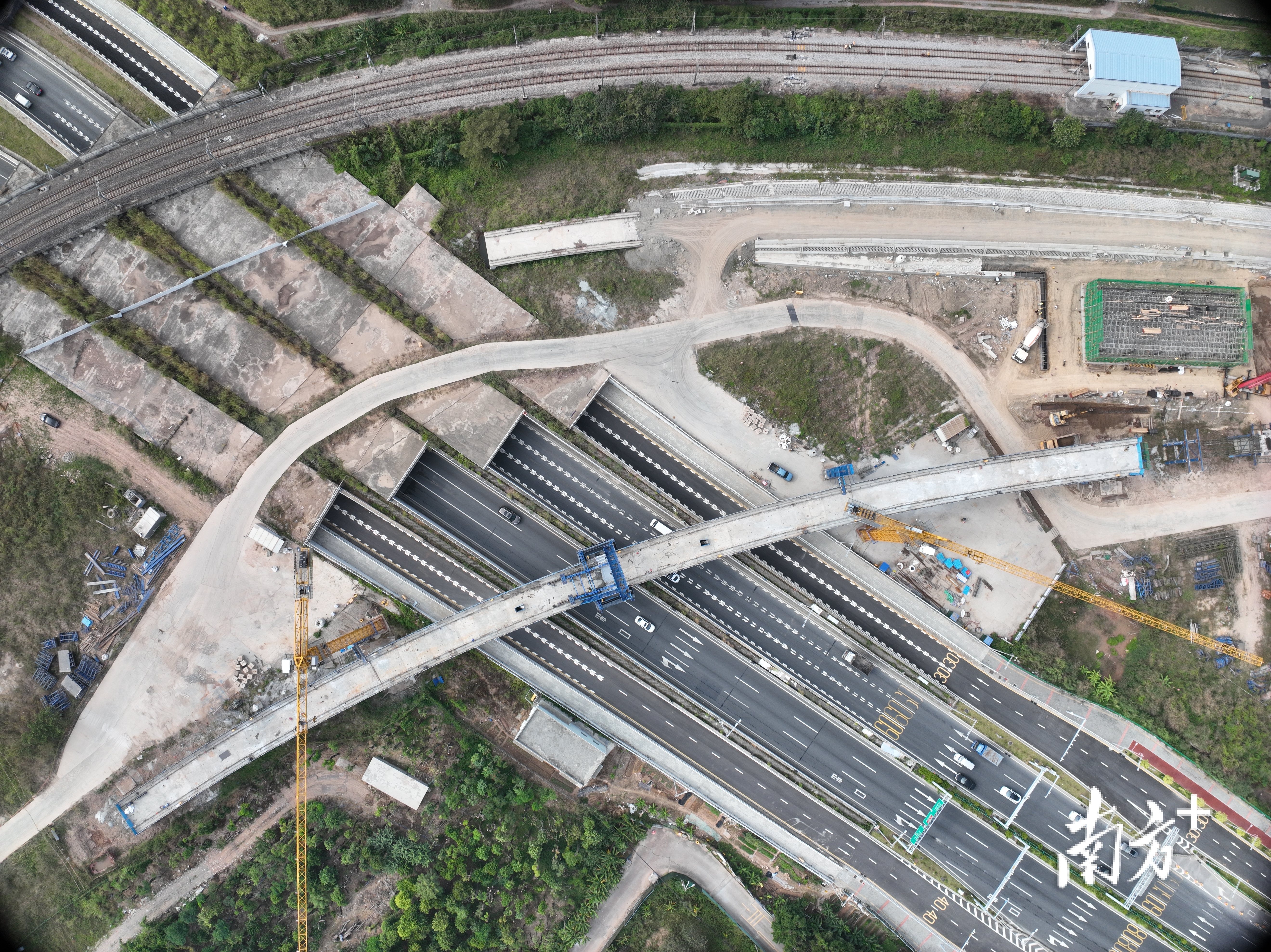 廣南聯絡線跨動走線特大橋連續梁中跨合龍 廣南聯絡線跨動走線特大橋連續梁中跨合龍