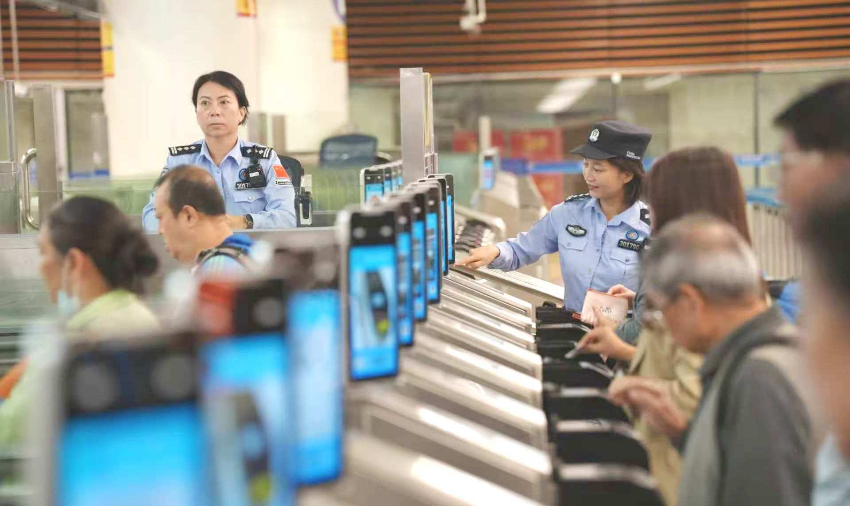 凌晨時段經皇崗口岸入境的旅客經智能快捷通道“刷臉”絲滑通關。 通訊員 黃俊生 供圖