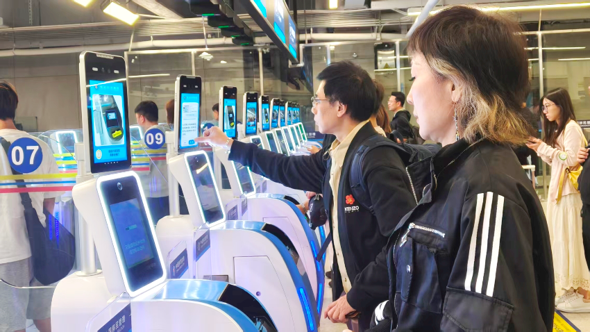 凌晨時段經(jīng)皇崗口岸入境的旅客經(jīng)智能快捷通道“刷臉”絲滑通關(guān)。 通訊員 黃俊生 供圖 凌晨時段經(jīng)皇崗口岸入境的旅客經(jīng)智能快捷通道“刷臉”絲滑通關(guān)。 通訊員 黃俊生 供圖