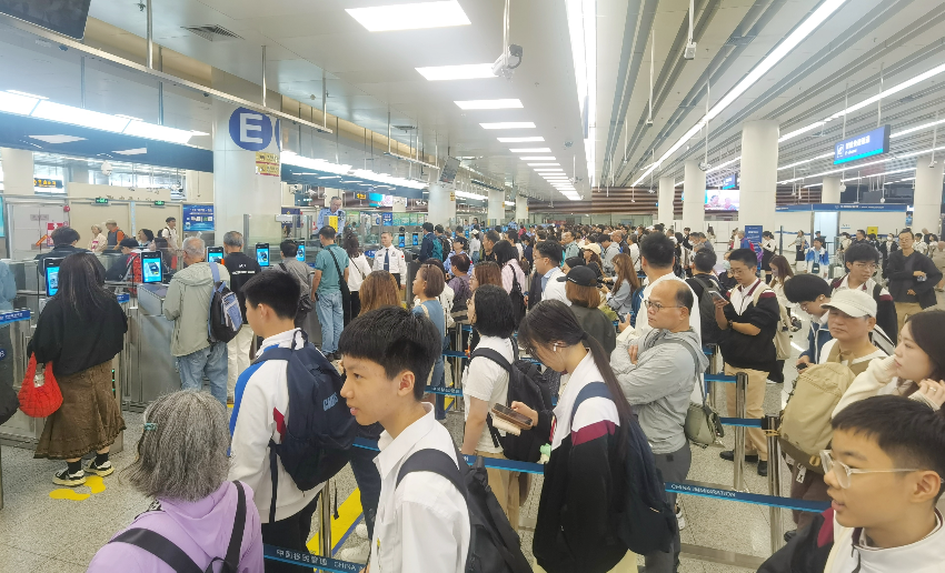 大批經福田口岸入境的香港旅客擠滿智能快捷通道區域。 通訊員 黃俊生 供圖