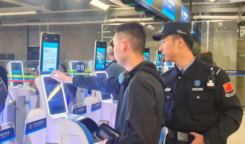 皇崗邊檢站民警指導(dǎo)首次經(jīng)智能快捷通道入境的香港旅客“刷臉”代替“刷證”體驗(yàn)。 通訊員 黃俊生 供圖 皇崗邊檢站民警指導(dǎo)首次經(jīng)智能快捷通道入境的香港旅客“刷臉”代替“刷證”體驗(yàn)。 通訊員 黃俊生 供圖