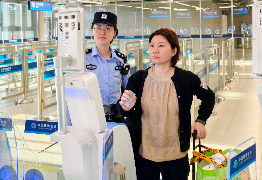 皇崗邊檢站民警指導(dǎo)首次經(jīng)智能快捷通道入境香港旅客“刷臉”代替“刷證”體驗(yàn)。 通訊員 黃俊生 供圖 皇崗邊檢站民警指導(dǎo)首次經(jīng)智能快捷通道入境香港旅客“刷臉”代替“刷證”體驗(yàn)。 通訊員 黃俊生 供圖