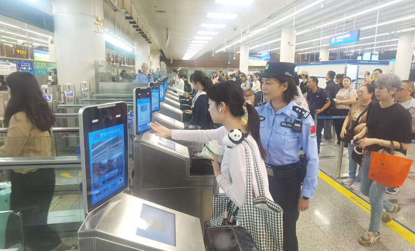 皇崗邊檢站民警在福田口岸入境大廳智能快捷通道區域指導旅客“刷臉”快速通關體驗。 通訊員 黃俊生 供圖