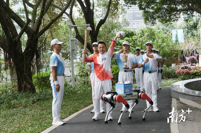 1月2日上午,十五運會火炬傳遞活動上“機器狗”現身深圳,將全運會吉祥物交給火炬手。 1月2日上午,十五運會火炬傳遞活動上“機器狗”現身深圳,將全運會吉祥物交給火炬手。
