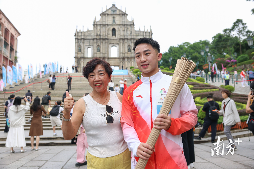 十五運會火炬傳遞打破歷屆慣例,首次實現香港、澳門、廣州、深圳四城同傳。 十五運會火炬傳遞打破歷屆慣例,首次實現香港、澳門、廣州、深圳四城同傳。