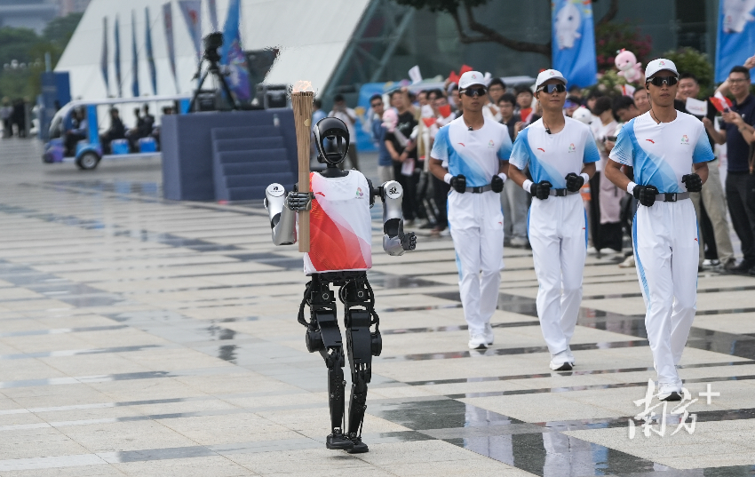 在深圳站,樂聚人形機器人“夸父”作為“0號火炬手”登場。南方+記者 張令攝 在深圳站,樂聚人形機器人“夸父”作為“0號火炬手”登場。南方+記者 張令攝