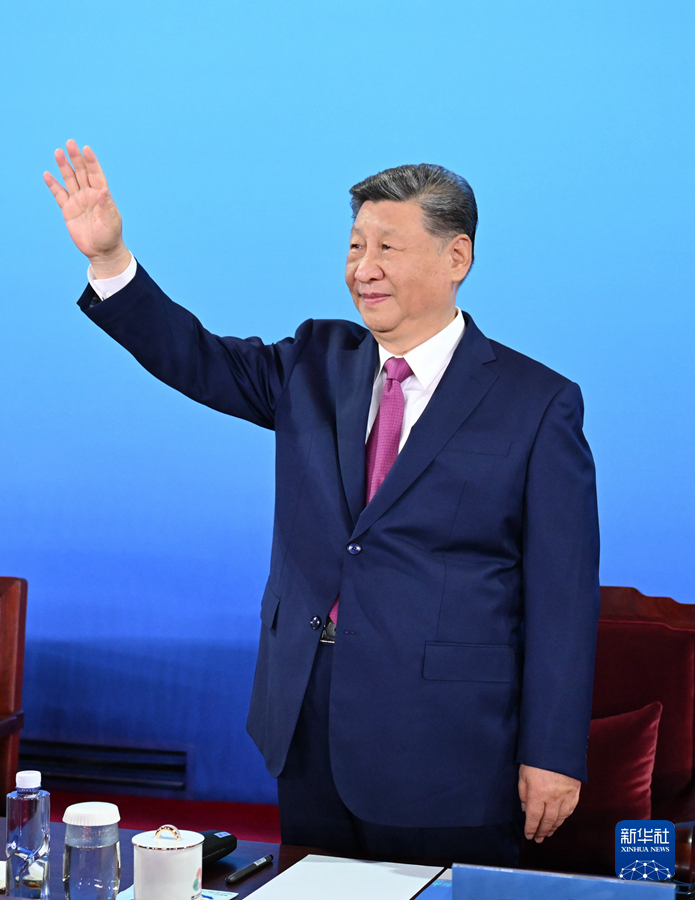 11月9日晚,中共中央總書記、國家主席、中央軍委主席習近平在廣東省廣州市出席中華人民共和國第十五屆運動會開幕式并宣布運動會開幕。這是習近平在主席臺上向大家揮手致意。新華社記者 謝環馳 攝 11月9日晚,中共中央總書記、國家主席、中央軍委主席習近平在廣東省廣州市出席中華人民共和國第十五屆運動會開幕式并宣布運動會開幕。這是習近平在主席臺上向大家揮手致意。新華社記者 謝環馳 攝