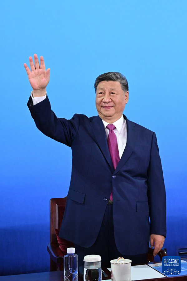 11月9日晚,中共中央總書記、國家主席、中央軍委主席習近平在廣東省廣州市出席中華人民共和國第十五屆運動會開幕式并宣布運動會開幕。這是習近平在主席臺上向大家揮手致意。新華社記者 燕雁 攝 11月9日晚,中共中央總書記、國家主席、中央軍委主席習近平在廣東省廣州市出席中華人民共和國第十五屆運動會開幕式并宣布運動會開幕。這是習近平在主席臺上向大家揮手致意。新華社記者 燕雁 攝