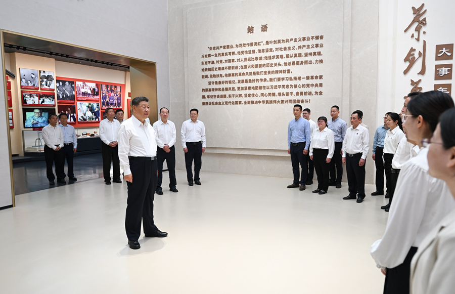 11月7日至8日,中共中央總書記、國家主席、中央軍委主席習近平在廣東考察。這是7日下午,習近平在位于梅州市梅縣區雁洋鎮的葉劍英紀念館參觀時,同工作人員親切交流。新華社記者 謝環馳 攝 11月7日至8日,中共中央總書記、國家主席、中央軍委主席習近平在廣東考察。這是7日下午,習近平在位于梅州市梅縣區雁洋鎮的葉劍英紀念館參觀時,同工作人員親切交流。新華社記者 謝環馳 攝