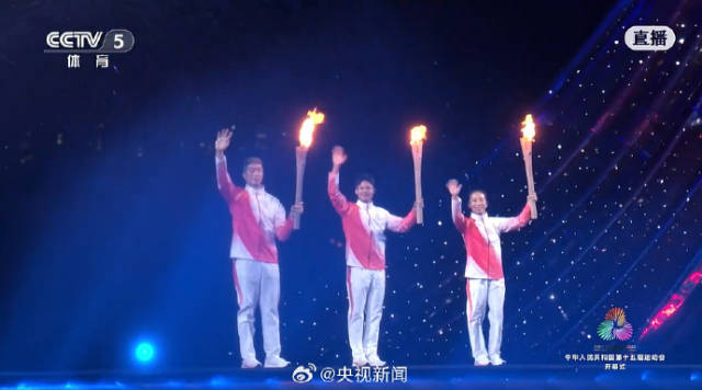  粵港澳三地火炬手蘇炳添、張家朗、李祎手持名為“綻放”火炬，一起點燃主火炬
