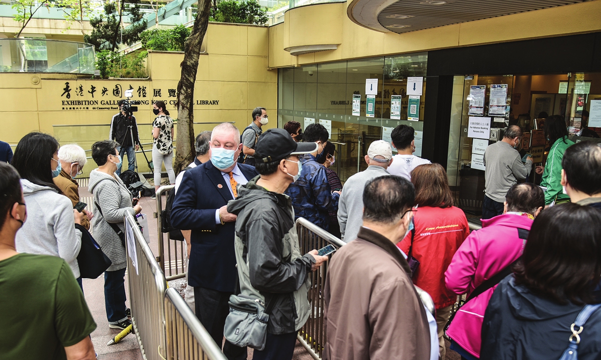 Residents wait to get vaccinated as the Hong Kong Special Administrative Region starts mass COVID-19 vaccination on Friday. The Hong Kong government has arranged five centers among residential communities and 18 general clinics to inoculate residents. Photo: cnsphoto