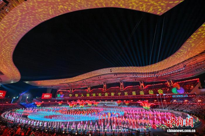 11月9日晚，第十五屆全國運動會開幕式在廣東奧林匹克體育中心舉行。圖為現場文體展演。 中新社記者 陳驥旻 攝