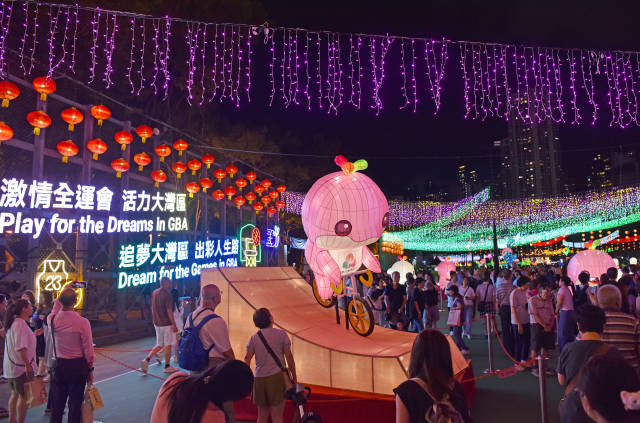 10月6日，香港維多利亞公園中秋彩燈里的十五運會元素。新華社發(fā)