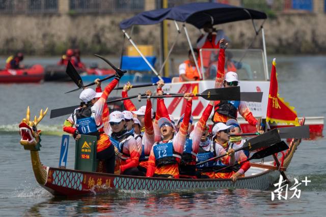 十五運會群眾比賽龍舟項目決賽在佛山舉辦，女子組100米直道賽廣東隊隊員興奮慶祝奪冠。南方+記者 姚志豪 攝