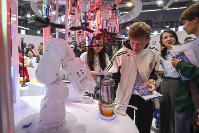 高交會(huì)機(jī)械臂做飲料 南方+ 朱洪波 拍攝 高交會(huì)機(jī)械臂做飲料 南方+ 朱洪波 拍攝