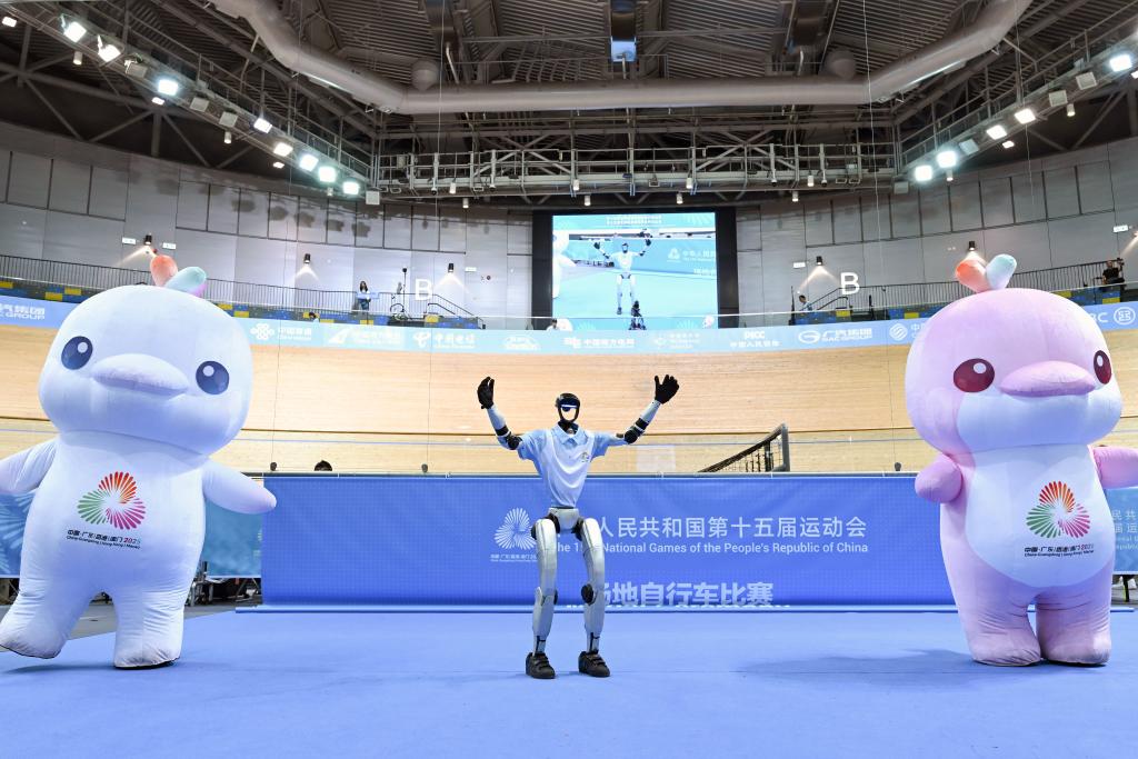 11月13日，吉祥物喜洋洋、樂融融和機器人在場地自行車女子團體競速賽決賽前表演。