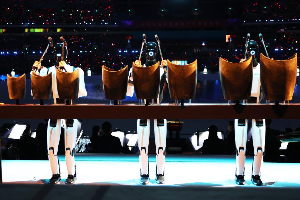 11月9日，機器人在第十五屆全國運動會開幕式現場表演。