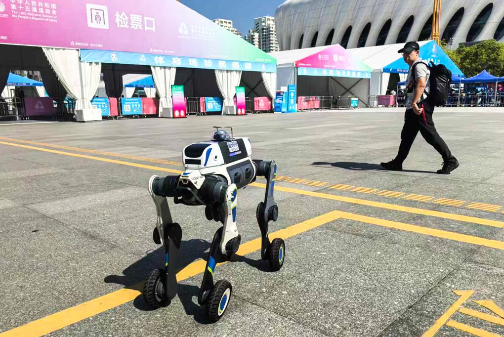11月15日，深圳警方在場館附近使用“電子狼”警用巡邏機器人。