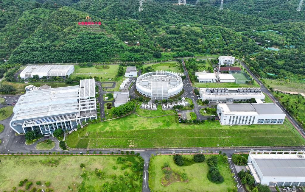這是2024年7月8日在東莞拍攝的中國散裂中子源（無人機照片）。在粵港澳大灣區多地，一系列在建和已啟用的大科學裝置集群效應初現，助力大灣區加速邁向國際科技創新中心。