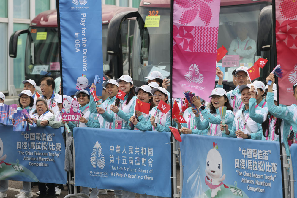 11月15日，志愿者在路旁為第十五屆全國運(yùn)動(dòng)會女子馬拉松參賽選手加油。新華社記者 毛思倩 攝
