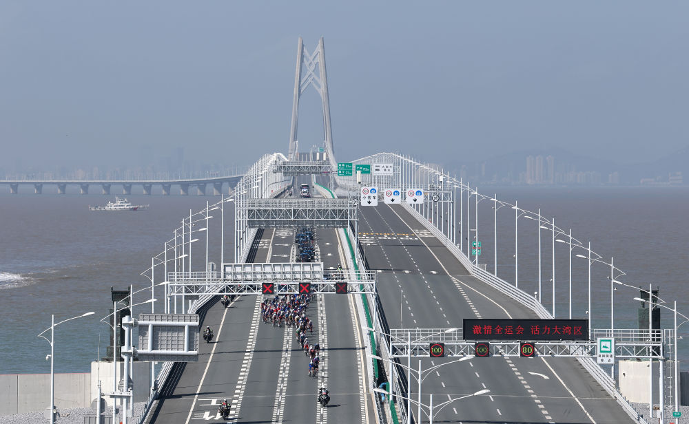 11月8日，第十五屆全國運(yùn)動(dòng)會公路自行車男子個(gè)人賽參賽選手在港珠澳大橋上騎行。新華社記者 梁旭 攝
